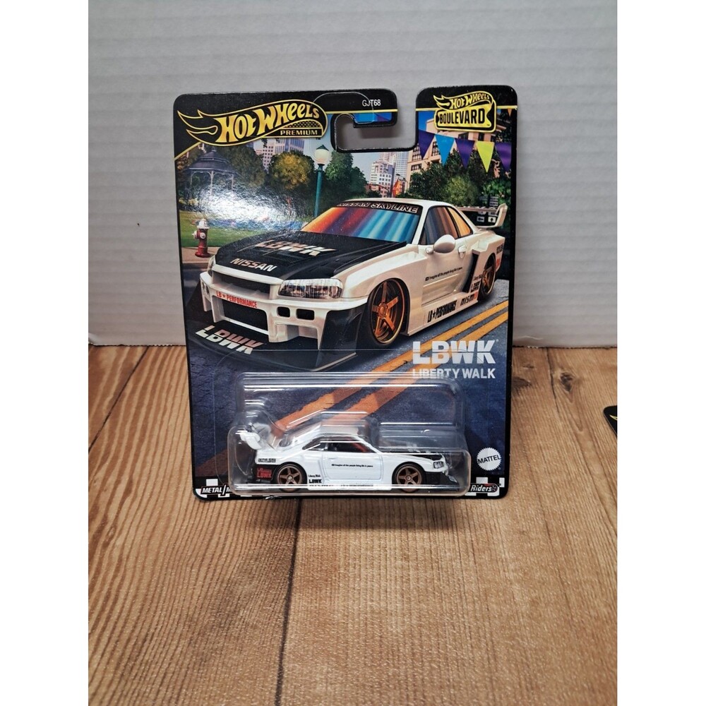 Hot Wheels Premium Boulevard 2023 Nissan Skyline 1/64 Car - White (HKF21)